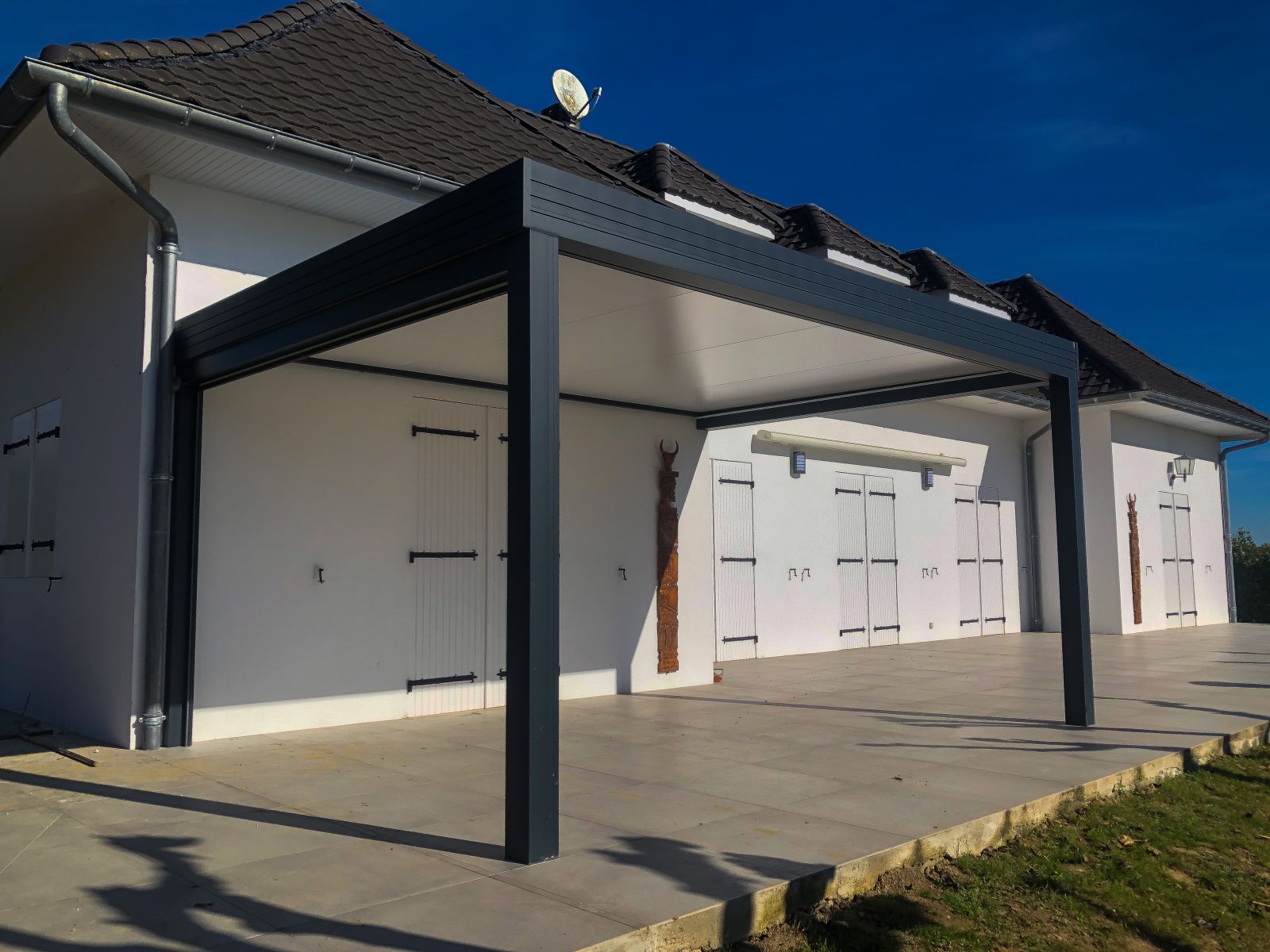 Pose d'une pergola à toiture plate à POMPIGNAC (33)