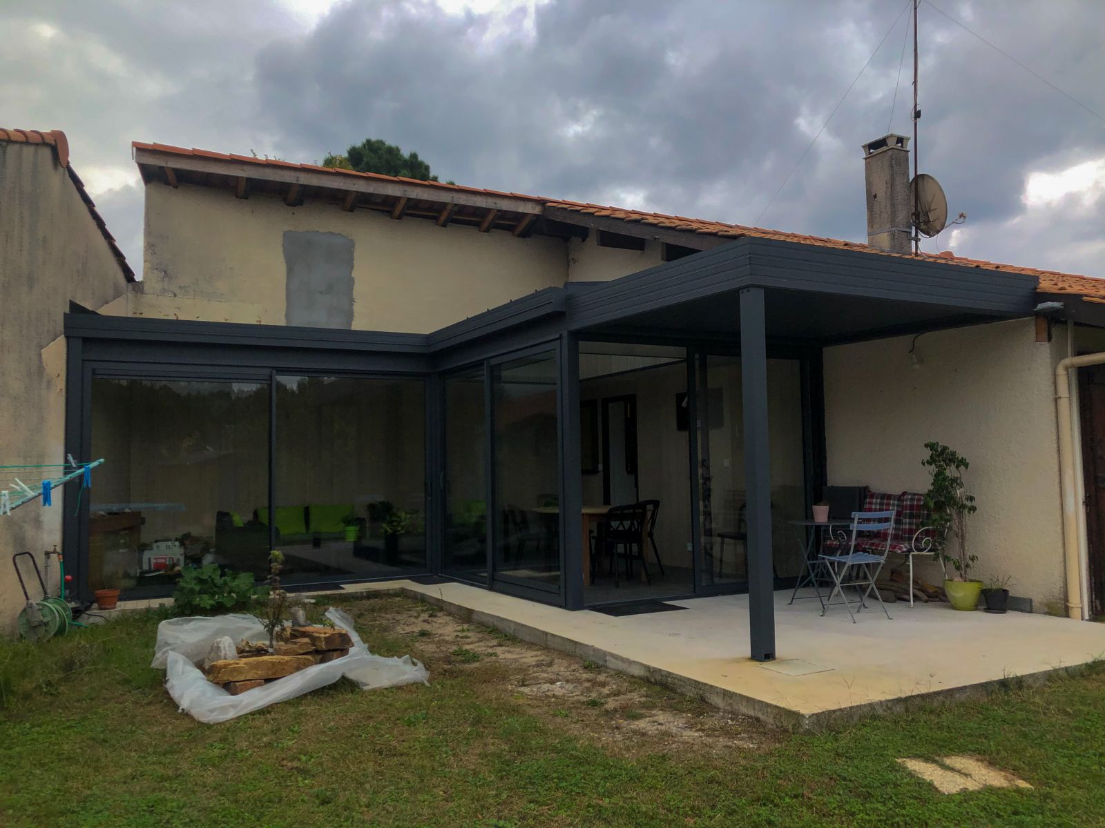 Pose d'une véranda L avec pergola bioclimatique adossée à ANDERNOS-LES-BAINS (33)