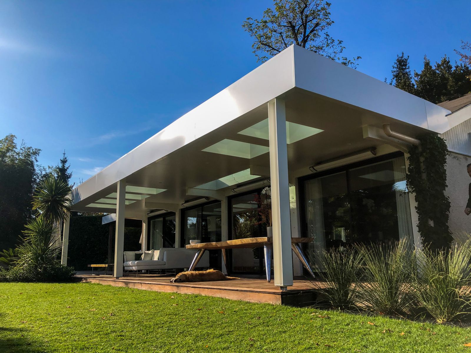 Pose d'une pergola acier à toiture plate avec puits de jours à BORDEAUX (33) 