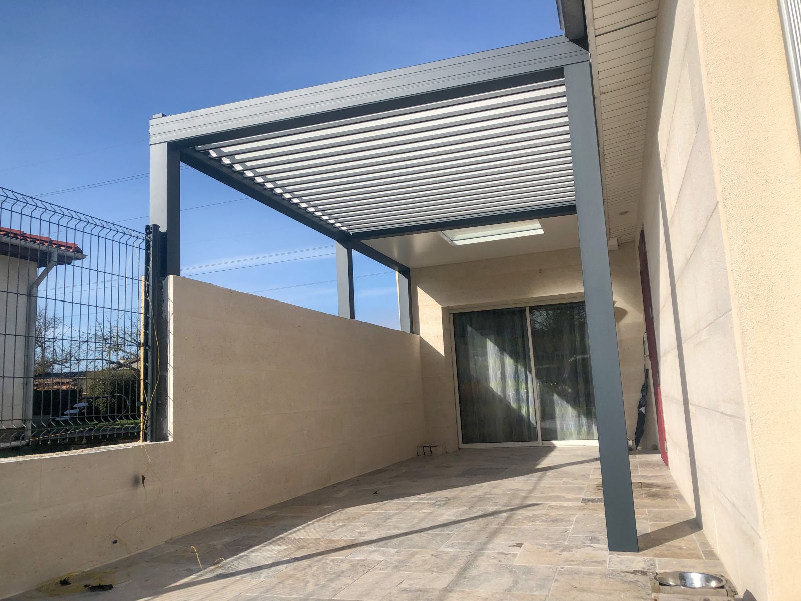 Pose d'une pergola bioclimatique et d'un SAS d'entrée à YVRAC (33)