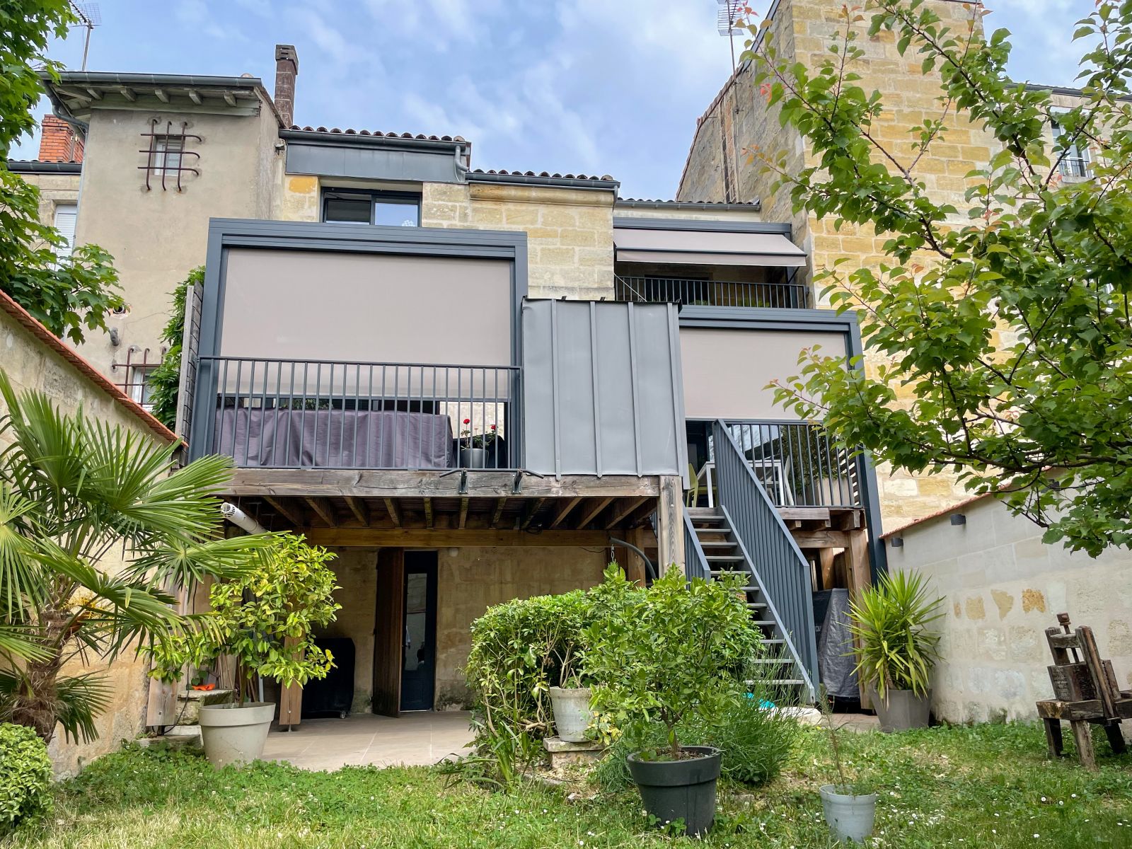 Pose de deux pergolas bioclimatiques et d'une pergola toit plat avec stores intégré à BORDEAUX (33)