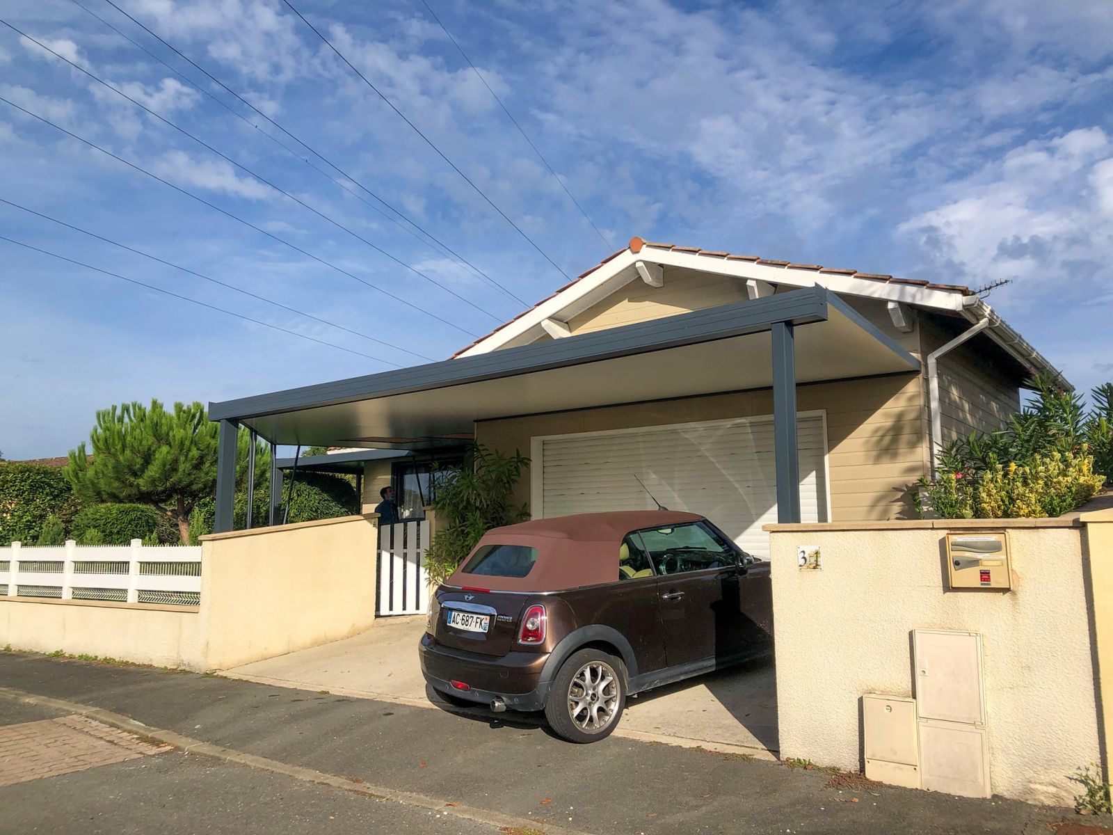 Pose d'un carport adossé en aluminium avec toiture en panneau sandwich à SALAUNES (33)