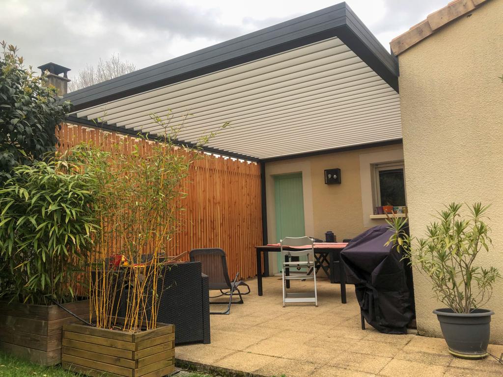 Pose d'une pergola Bioclimatique à SAINT-LOUBES (33)