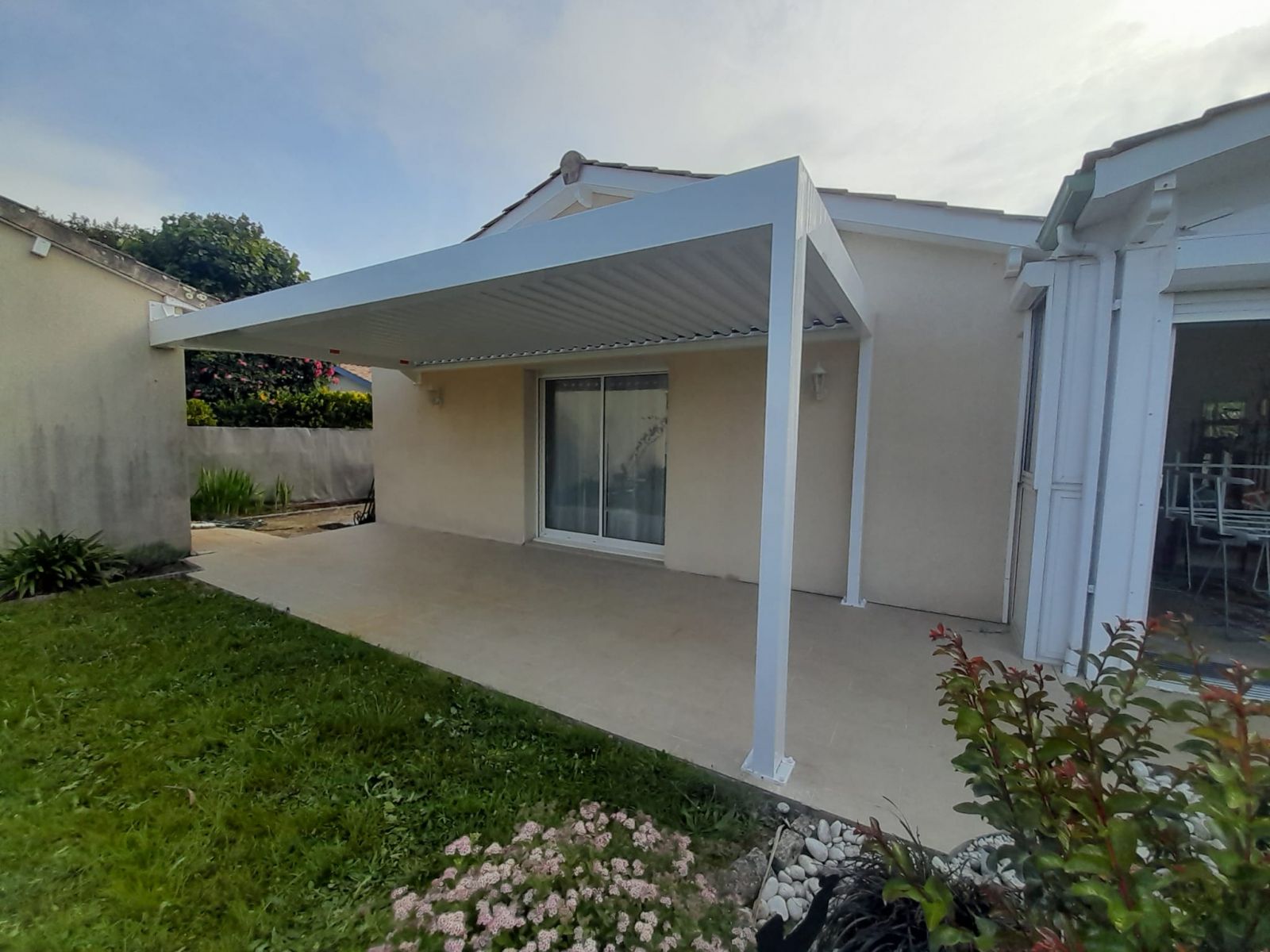 Pose d'une pergola bioclimatique sur mesure &agrave; Vayres (33)