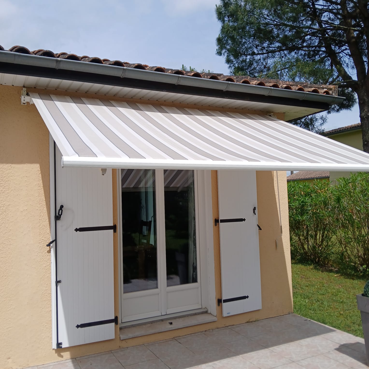 Pose de store banne motoris&eacute; &agrave; Yvrac (33)