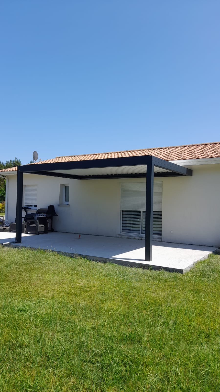 Pose d'une pergola bioclimatique sur mesure &agrave; Camblane-et-Meynac (33)