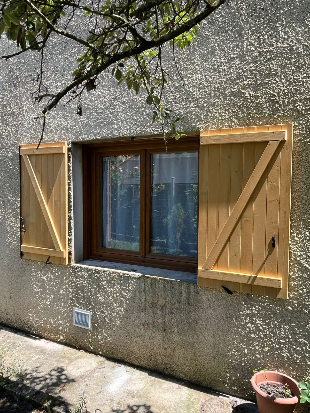 Pose de volets en bois sur mesure &agrave; Lormont (33)