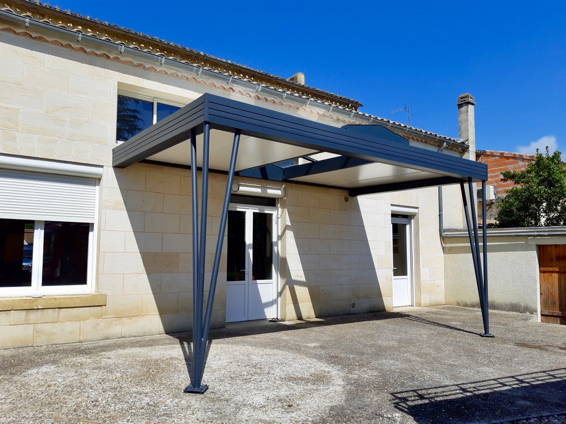 Pose d'une pergola à toiture panneaux sandwich à LAVAGNAC (33)