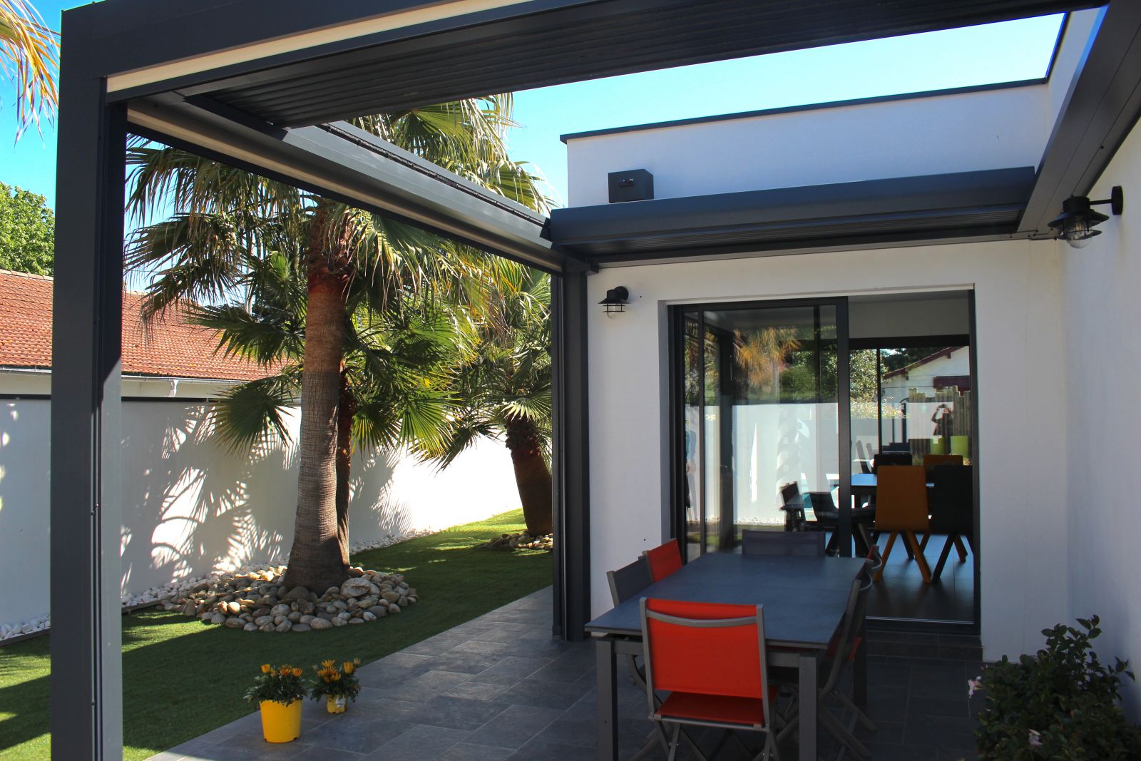 Pose d'une pergola bioclimatique rétractable avec leds et stores intégrés à LANTON (33)