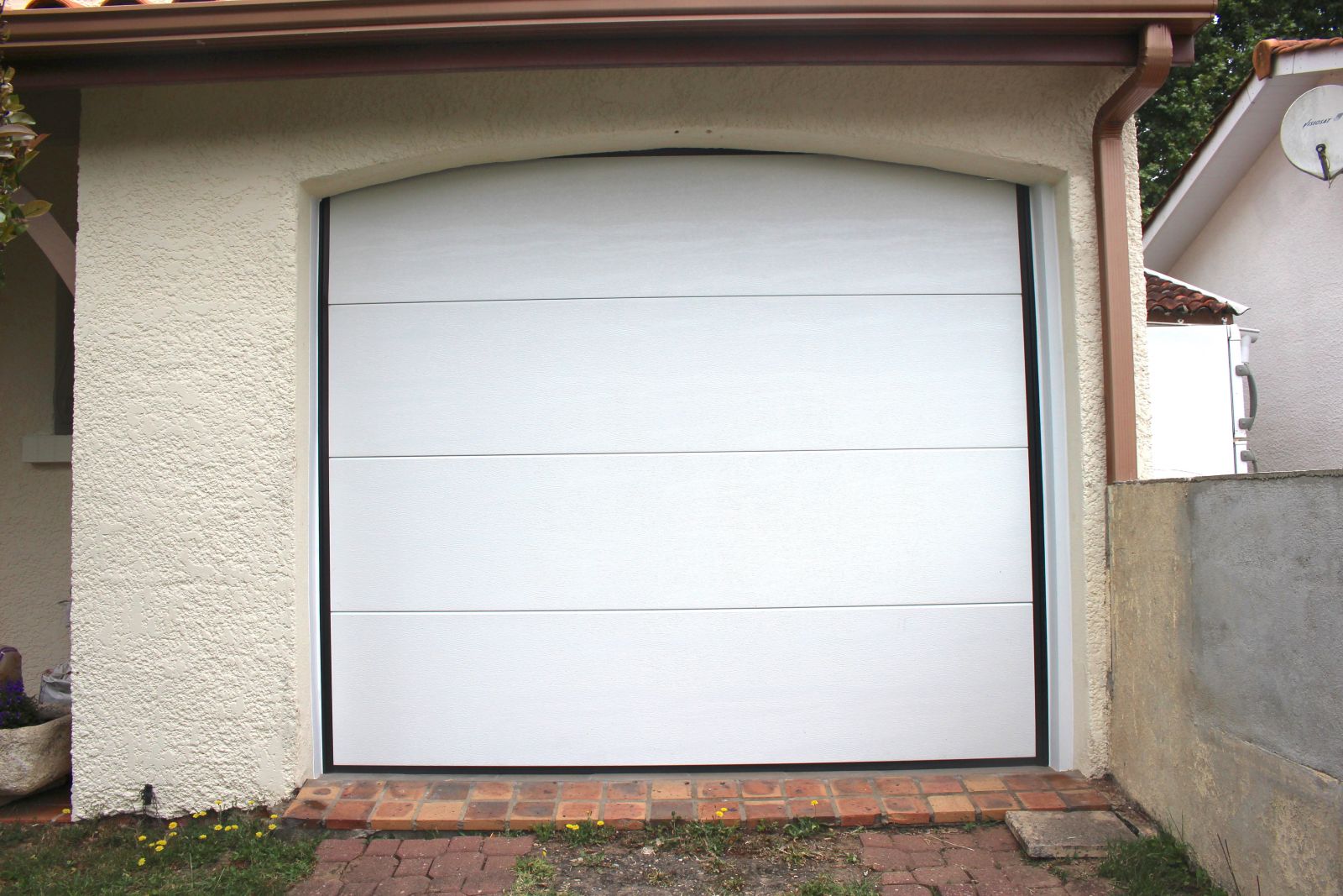 Pose d'une porte de garage sectionnelle à CENON (33)