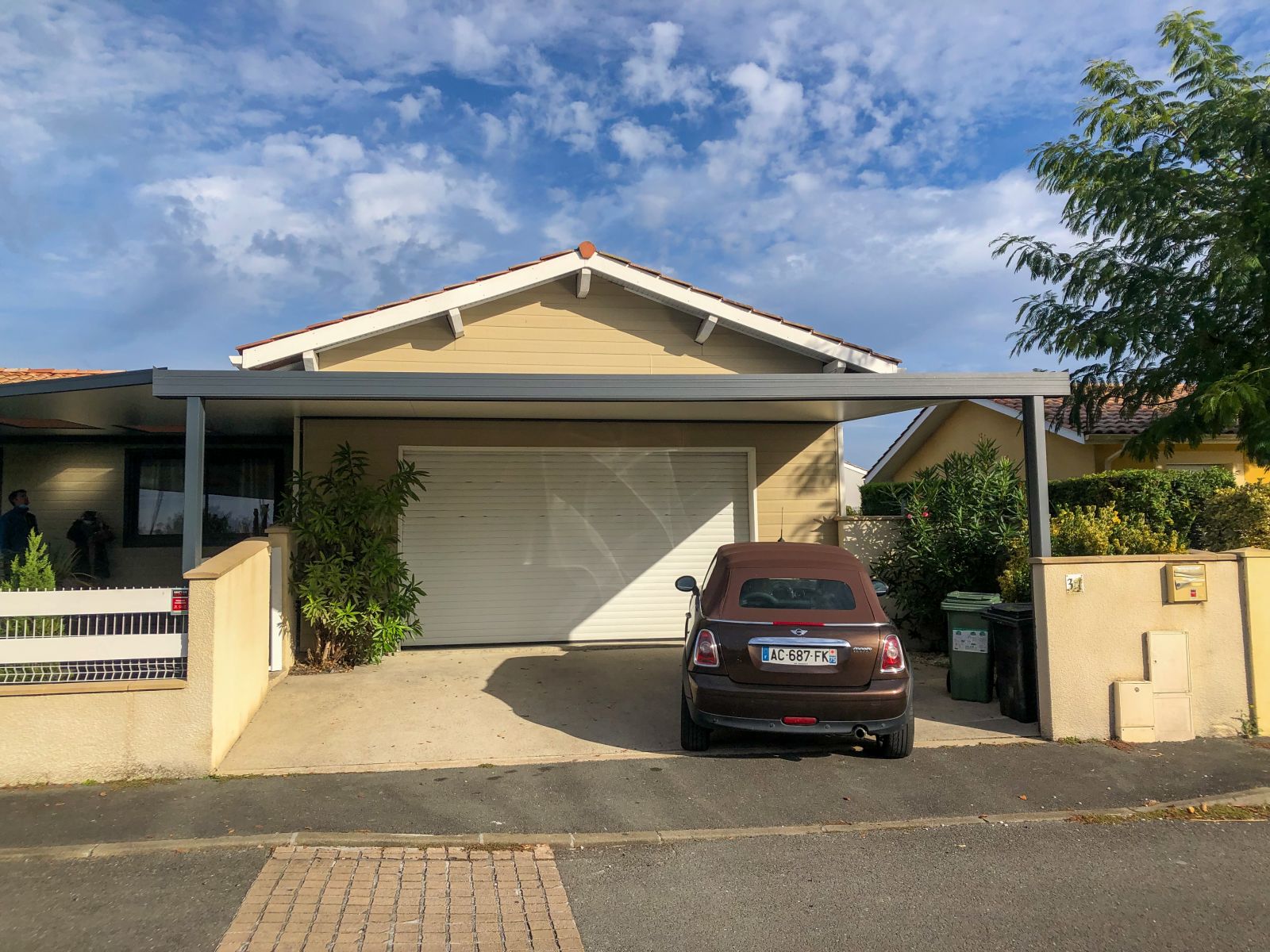 Pose d'un carport adossé en aluminium avec toiture en panneau sandwich au TAILLAN-MEDOC (33)