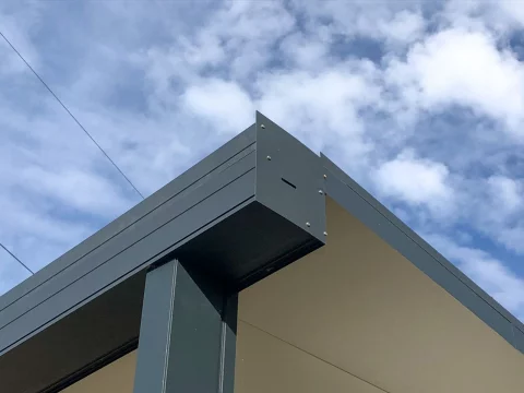 Pose d'un carport adossé en aluminium avec toiture en panneau sandwich au TAILLAN-MEDOC (33)