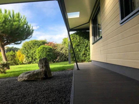 Pose d'une avancée de toit en aluminium de 7 mètres au TAILLAN-MEDOC (33)