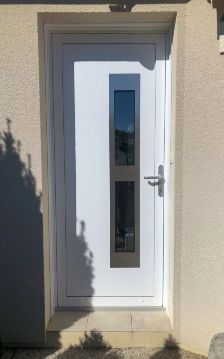 Pose d'une porte d'entrée en aluminium à CUBNEZAIS (33) 