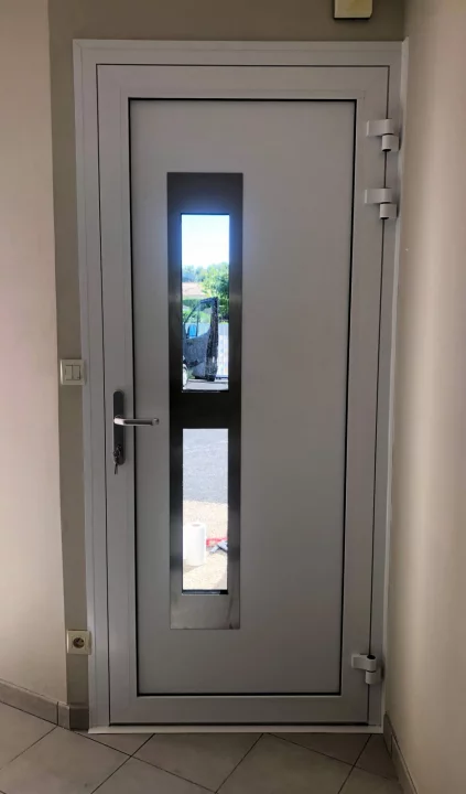 Pose d'une porte d'entrée en aluminium à CUBNEZAIS (33) 