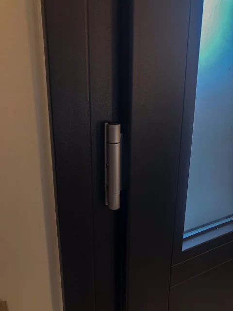 Pose d'une porte d'entrée aluminium à TRESSES (33)