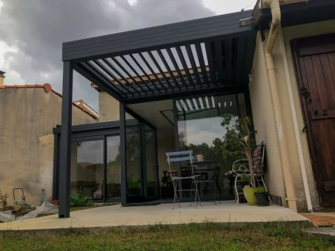 Pose d'une véranda L avec pergola bioclimatique adossée à ANDERNOS-LES-BAINS (33)