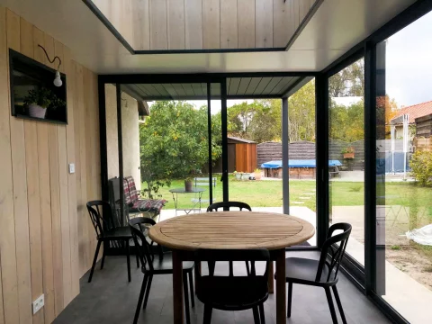 Pose d'une véranda L avec pergola bioclimatique adossée à ANDERNOS-LES-BAINS (33)