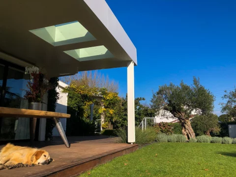 Pose d'une pergola acier à toiture plate avec puits de jours à BORDEAUX (33) 