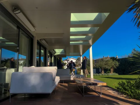 Pose d'une pergola acier à toiture plate avec puits de jours à BORDEAUX (33) 