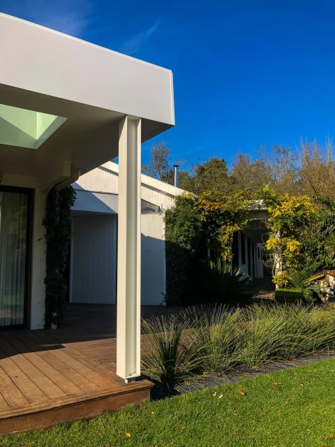 Pose d'une pergola acier à toiture plate avec puits de jours à BORDEAUX (33) 