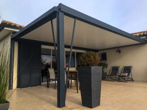 Pose d'une pergola bioclimatique avec éclairage periphérique et store à BEYCHAC-ET-CAILLAU (33)