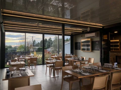 Pose dune véranda décapotable et d'une véranda toit plat au Bistro Régent de SAINT ANDRE DE CUBZAC (33)