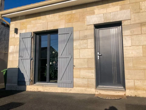 Pose d'une porte d'entrée en aluminium et de menuiseries en PVC à BOULIAC (33) 