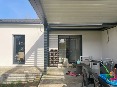 Pose d'une pergola bioclimatique à lames orientables et rétractables à IZON (33)