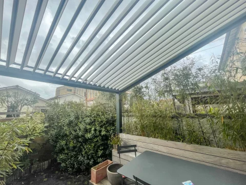 Pose d'une pergola bioclimatique inclinée à lames orientables à BORDEAUX (33)