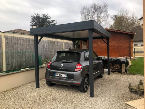 Pose d'un carport toit plat en aluminium à LE HAILLAN (33)