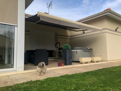 Pose d'un store banne motorisé à SAINT LOUBES (33)