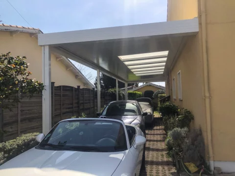 Pose d'un carport en aluminium avec puits de jour à MERIGNAC (33)