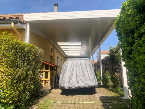 Pose d'un carport en aluminium avec puits de jour à MERIGNAC (33)