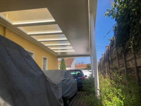 Pose d'un carport en aluminium avec puits de jour à MERIGNAC (33)