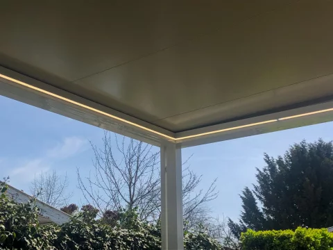 Pose d'un carport en aluminium avec puits de jour à MERIGNAC (33)