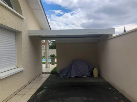 Pose d'un carport toit plat en aluminium autoporté à SAINT MEDARD EN JALLES (33)