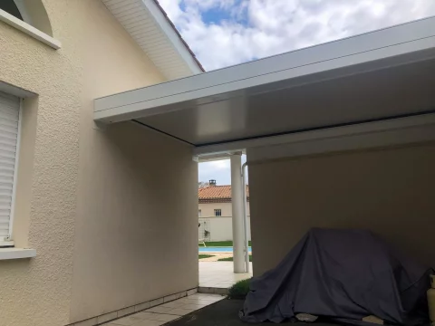 Pose d'un carport toit plat en aluminium autoporté à SAINT MEDARD EN JALLES (33)