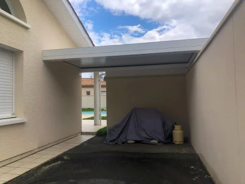 Pose d'un carport toit plat en aluminium autoporté à SAINT MEDARD EN JALLES (33)