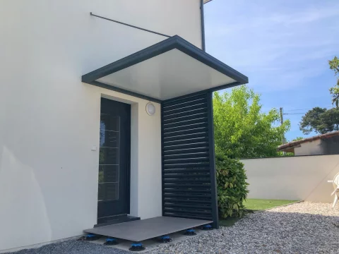 Pose d'une marquise avec brise soleil fixe à VILLENAVE D'ORNON (33)