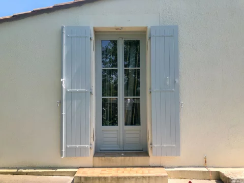 Pose de 3 portes fenêtres à la francaise et volets battants en bois  à TRESSES (33)
