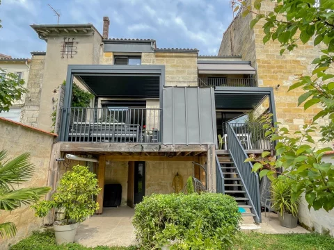 Pose de deux pergolas bioclimatiques et d'une pergola toit plat avec stores intégré à BORDEAUX (33)