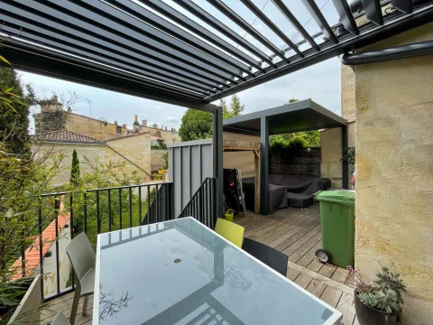 Pose de deux pergolas bioclimatiques et d'une pergola toit plat avec stores intégré à BORDEAUX (33)