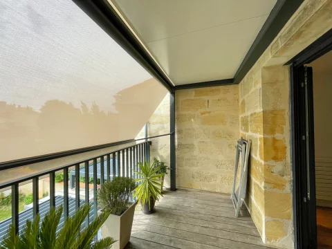 Pose de deux pergolas bioclimatiques et d'une pergola toit plat avec stores intégré à BORDEAUX (33)