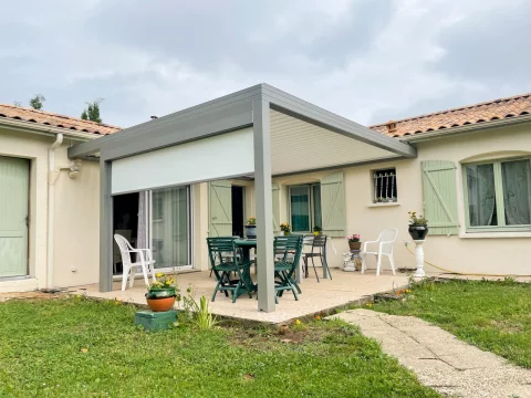 Pose d'une pergola bioclimatique à lames orientables à MONTUSSAN (33)