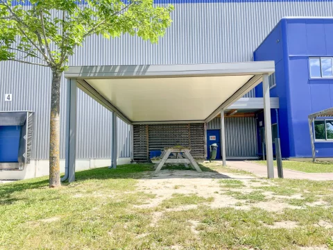 Pose d'une pergola à toiture plate pour l'entreprise Véralec à BEYCHAC-ET-CAILLAU (33)