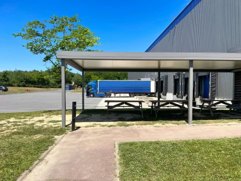 Pose d'une pergola à toiture plate pour l'entreprise Véralec à BEYCHAC-ET-CAILLAU (33)