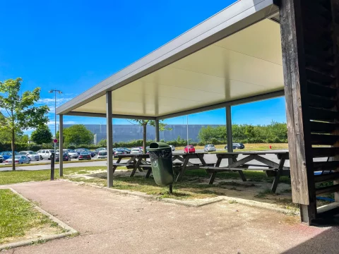 Pose d'une pergola à toiture plate pour l'entreprise Véralec à BEYCHAC-ET-CAILLAU (33)