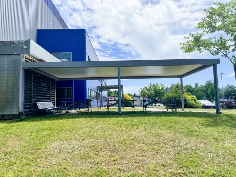 Pose d'une pergola à toiture plate pour l'entreprise Véralec à BEYCHAC-ET-CAILLAU (33)