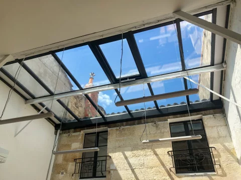 Pose d'une toiture ouvrante vitrée à BORDEAUX (33)